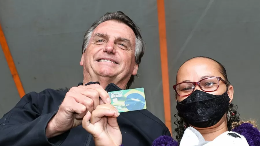 bolsonaro com beneficiada com auxilio brasil  v x